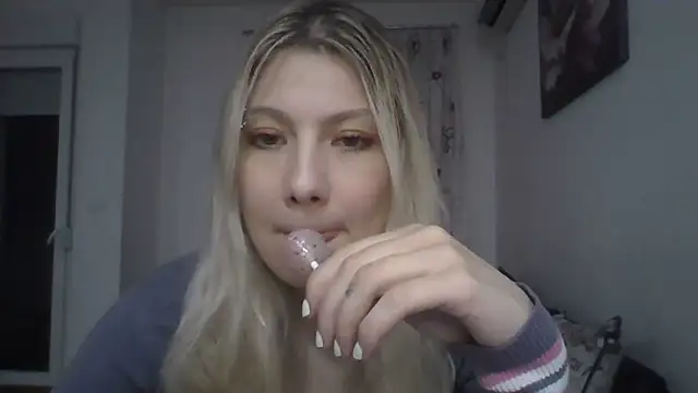 Foxy Bright online show from March 19, 2026, 7:29 pm