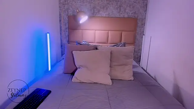 ZeynepYilmaz online show from April 6, 2026, 9:16 pm