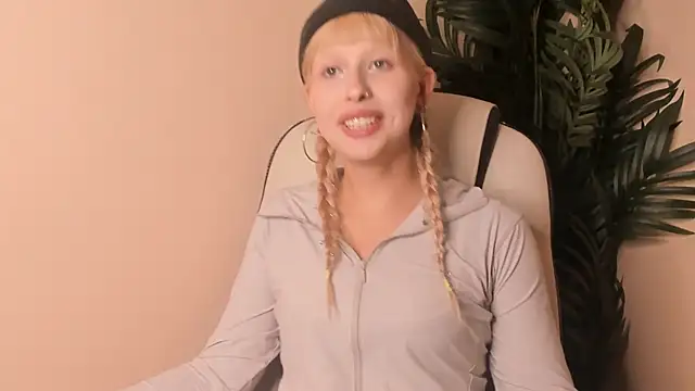 Snapshot of TieraSavell chatting on February 28, 2026, 12:06 pm TieraSavell online show from February 28, 2026, 12:06 pm