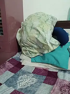 Queenlipx online show from March 9, 2026, 5:28 pm