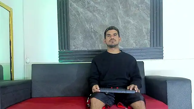 Snapshot of Latins_on_fire chatting on April 8, 2026, 11:43 am Latins on fire online show from April 8, 2026, 11:43 am