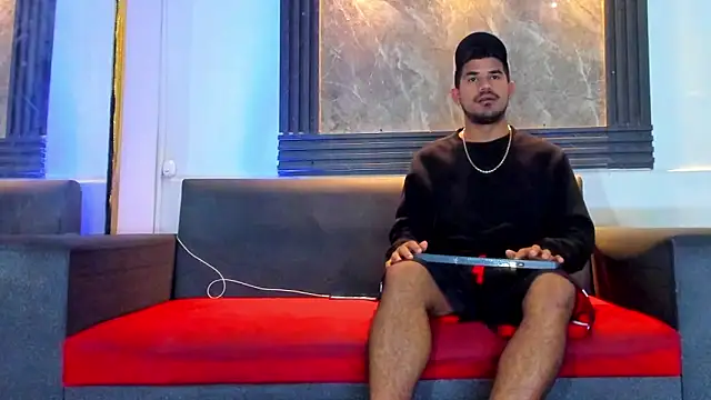 Snapshot of Latins_on_fire chatting on April 12, 2026, 11:37 am Latins on fire online show from April 12, 2026, 11:37 am