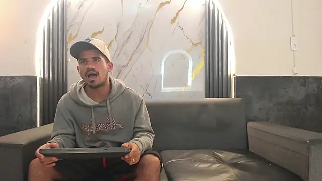 Snapshot of Latins_on_fire chatting on April 15, 2026, 12:12 pm Latins on fire online show from April 15, 2026, 12:12 pm