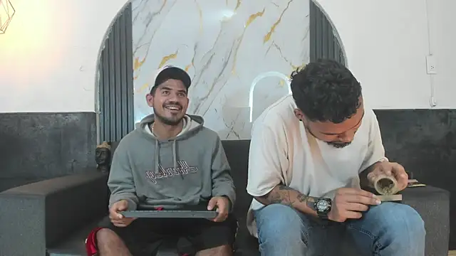 Snapshot of Latins_on_fire chatting on April 15, 2026, 7:58 pm Latins on fire online show from April 15, 2026, 7:58 pm