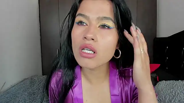 Snapshot of LatinaQueen23 chatting on June 23, 2026, 2:37 pm LatinaQueen23 online show from June 23, 2026, 2:37 pm