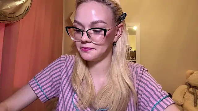 MiaCashe online show from April 18, 2026, 12:09 pm