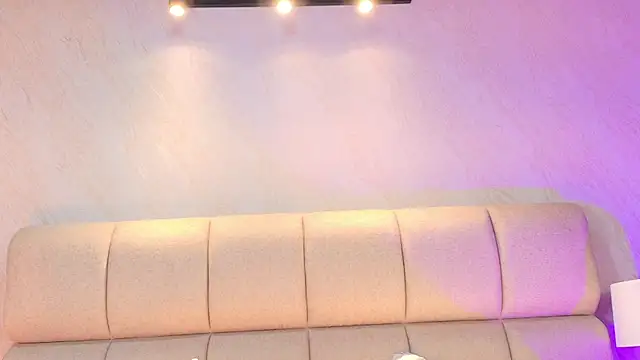 AlaiaMoretti  online show from April 5, 2026, 6:10 am