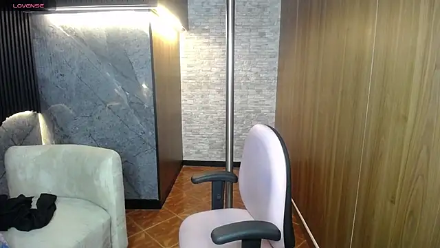 Aura cute  online show from April 12, 2026, 3:44 am