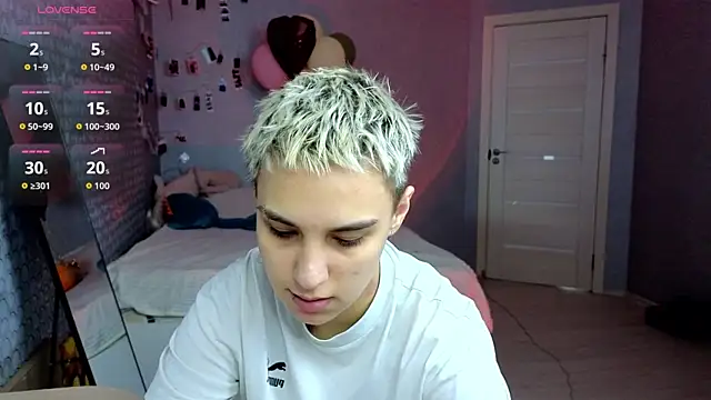 LuxuryLoverss online show from April 11, 2026, 11:03 am