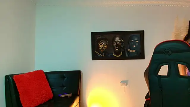 sara lux1 online show from March 13, 2026, 12:01 pm