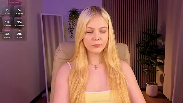 Snapshot of Elle_Funning chatting on March 3, 2026, 8:42 am Elle Funning online show from March 3, 2026, 8:42 am