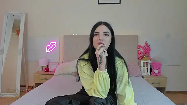 TiffanyHhot online show from April 9, 2026, 12:32 pm