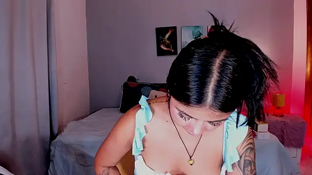 KimTaylorW online show from July 6, 2026, 2:30 am
