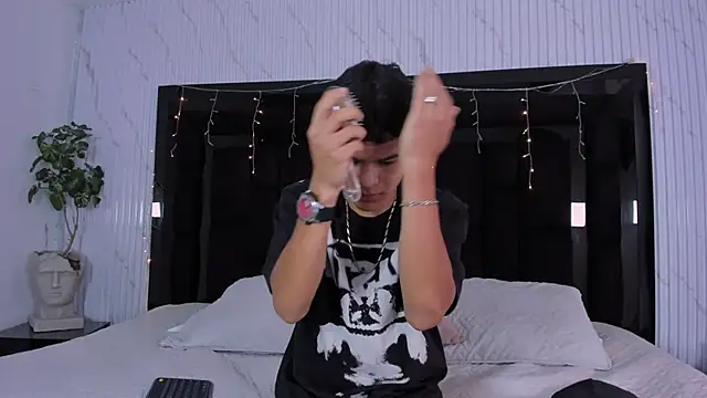 DylanRoyce  online show from March 25, 2026, 12:44 pm