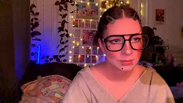 Snapshot of moonvampiq chatting on February 25, 2026, 10:08 pm moonvampiq online show from February 25, 2026, 10:08 pm