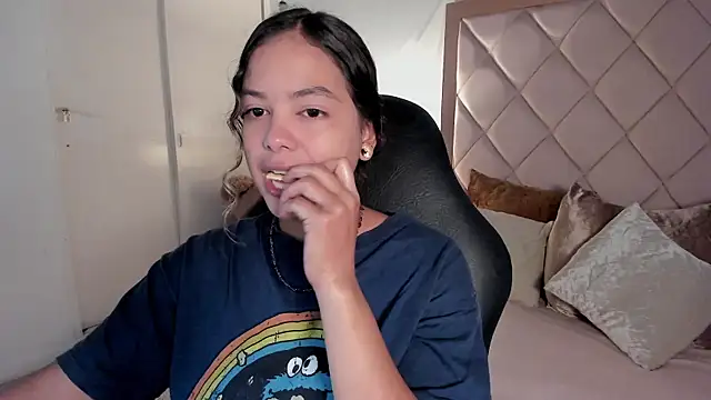 dulce lyraa1 online show from April 15, 2026, 3:57 am