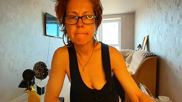 Snapshot of LioraWeiss chatting on May 20, 2026, 6:52 am LioraWeiss online show from May 20, 2026, 6:52 am