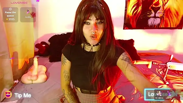 Divinejewel69 online show from May 18, 2026, 11:27 am