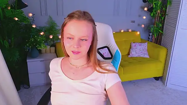 Sophie Peach  online show from May 26, 2026, 3:30 pm