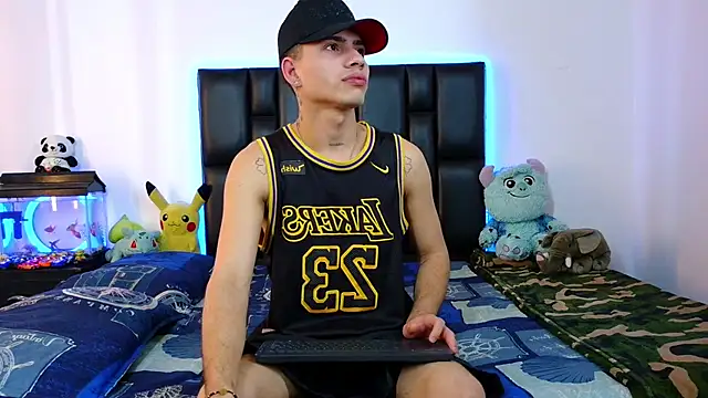 Snapshot of Dereek_Hot chatting on February 26, 2026, 9:36 pm Dereek Hot online show from February 26, 2026, 9:36 pm