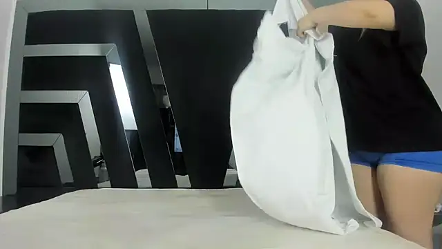 Nikol Lopez  online show from April 13, 2026, 11:05 am