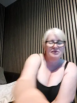 FlirtyFleur-x online show from May 6, 2026, 5:51 pm