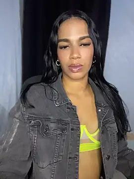 FlorSalvaje  online show from May 7, 2026, 12:38 am