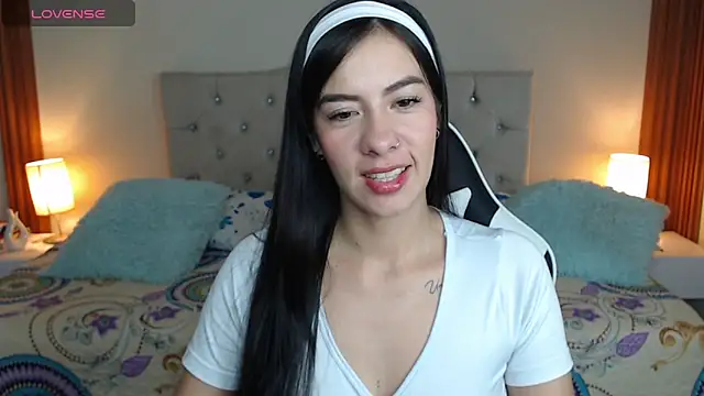 Snapshot of emiily_skinny chatting on April 10, 2026, 3:23 am emiily skinny online show from April 10, 2026, 3:23 am