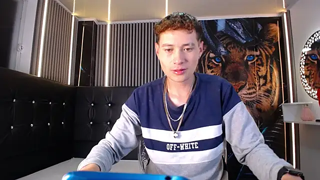 Snapshot of _Santi2 chatting on March 4, 2026, 8:59 pm Santi2 online show from March 4, 2026, 8:59 pm