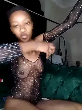 Latoya01 online show from April 18, 2026, 6:23 pm