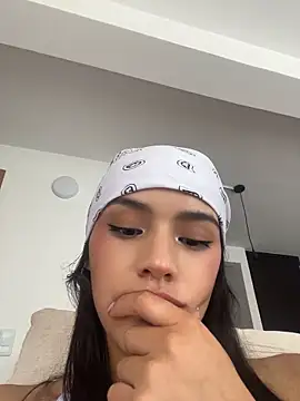 Mia-villalobos online show from May 27, 2026, 3:20 pm