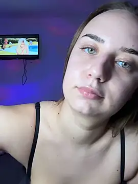 adellasweet online show from March 18, 2026, 4:10 pm