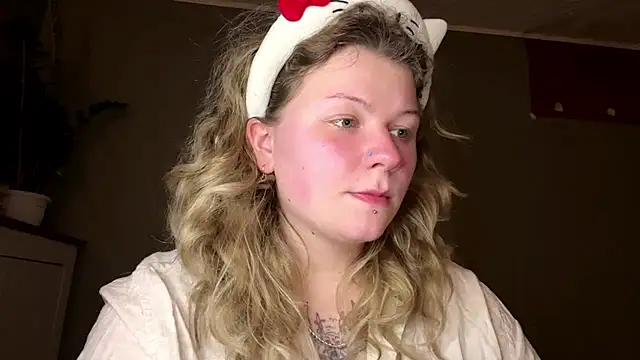 YoungAlina online show from April 22, 2026, 10:33 pm