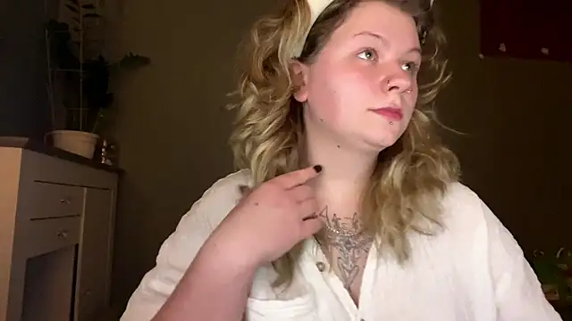 YoungAlina online show from April 28, 2026, 9:53 pm