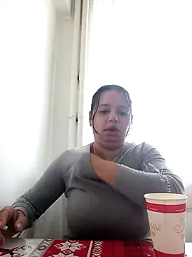 roxana e43 online show from May 6, 2026, 4:41 am