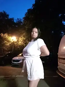 Snapshot of roxana_e43 chatting on June 15, 2026, 6:43 pm roxana e43 online show from June 15, 2026, 6:43 pm