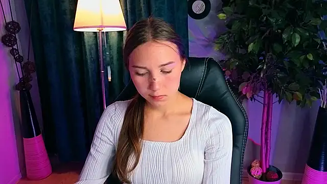 OliviaLang online show from May 18, 2026, 10:54 am
