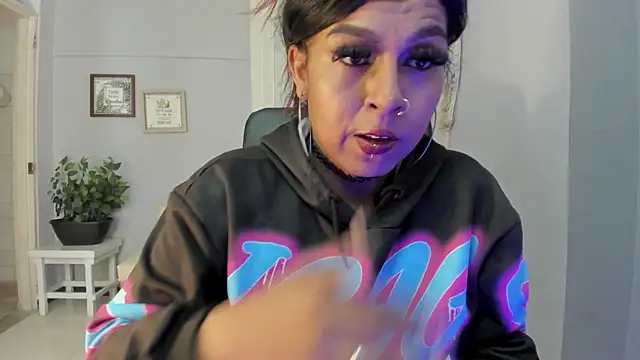 Nahomy Collins  online show from April 2, 2026, 8:06 pm