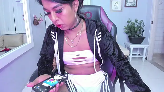 Nahomy Collins  online show from May 25, 2026, 8:04 pm