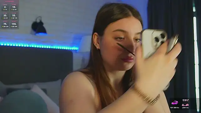 Nicole De Lux online show from April 7, 2026, 5:52 am