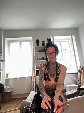 Snapshot of SkinnyLilly chatting on June 4, 2026, 9:59 am SkinnyLilly online show from June 4, 2026, 9:59 am