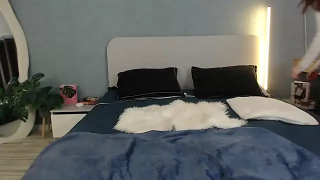 SunyLily online show from April 17, 2026, 7:22 am