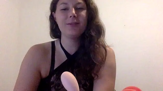 douce blanche13 online show from April 19, 2026, 7:49 pm