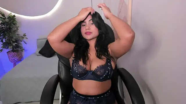 Snapshot of Mara__05 chatting on July 6, 2026, 8:11 pm Mara 05 online show from July 6, 2026, 8:11 pm