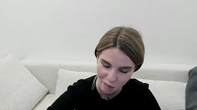 MollyCem online show from March 10, 2026, 3:28 pm