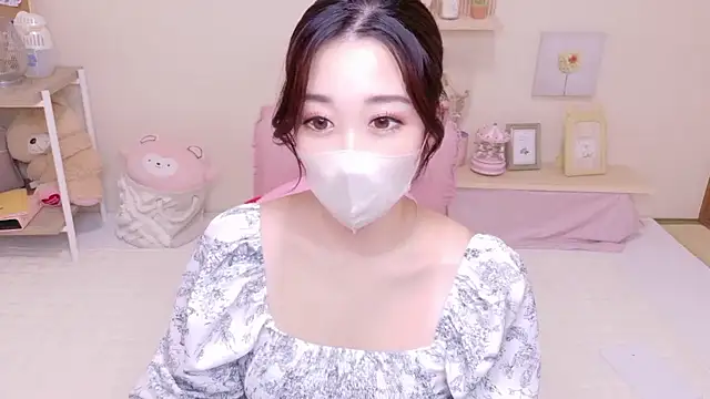 YURIKAsan  online show from May 17, 2026, 11:39 am