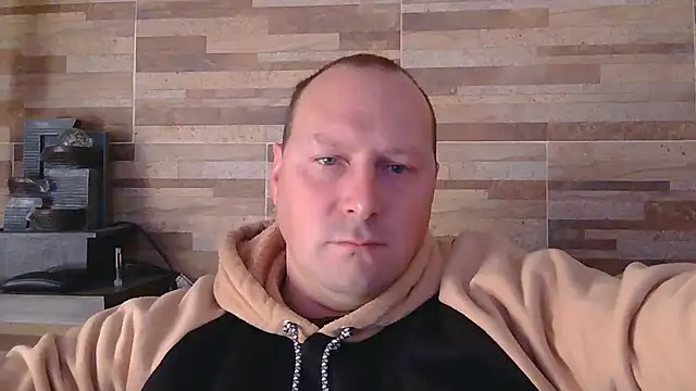 Snapshot of lustonfan chatting on May 18, 2026, 11:38 am lustonfan online show from May 18, 2026, 11:38 am