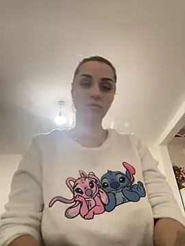 Giullyaxxx online show from March 12, 2026, 4:13 pm