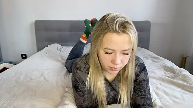 alyrasun online show from April 18, 2026, 7:12 am