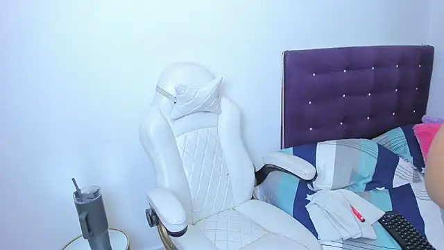 madelinesquirt online show from March 24, 2026, 7:08 pm